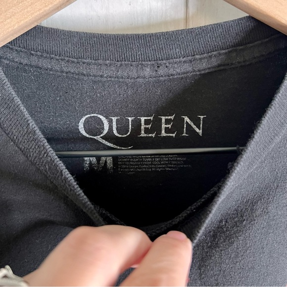 Queen Graphic Tee M4 - Picture 2 of 3